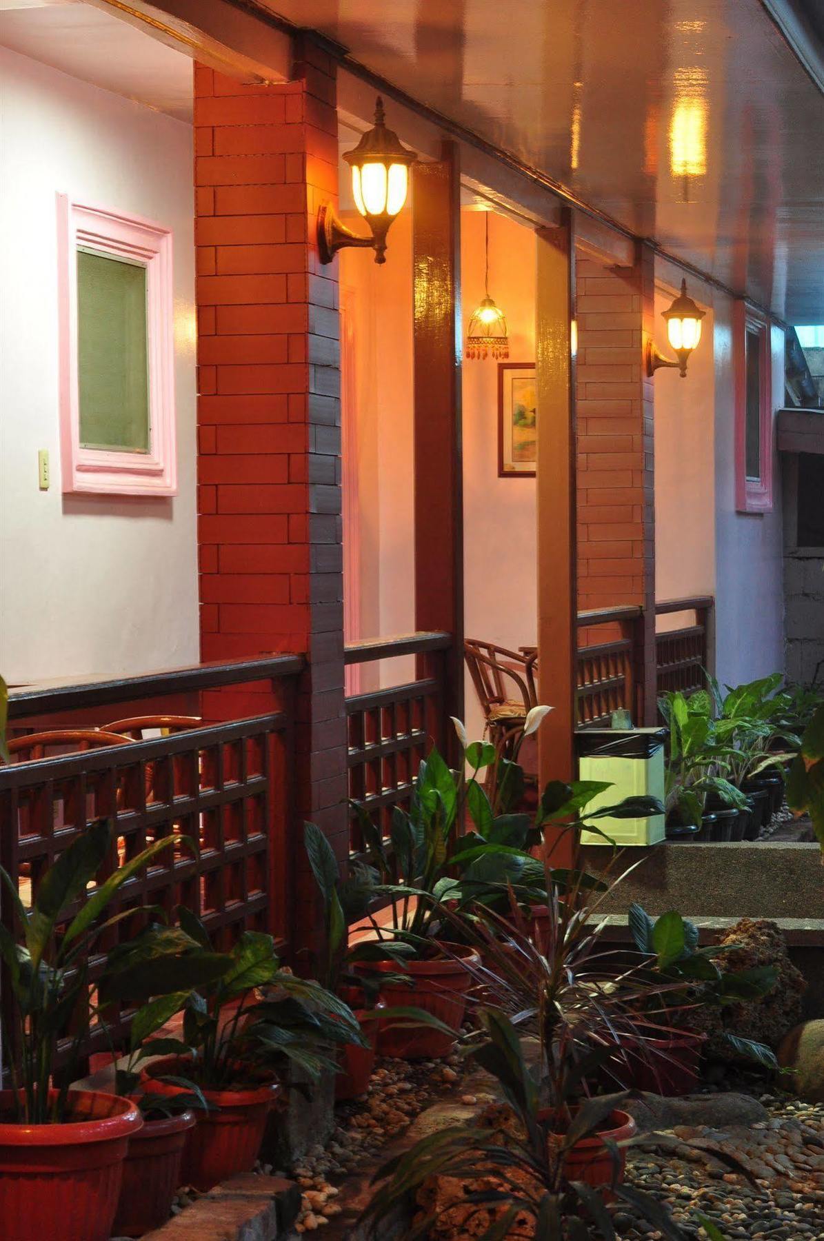 Lola Itang Pension House Tiniguiban Exterior foto